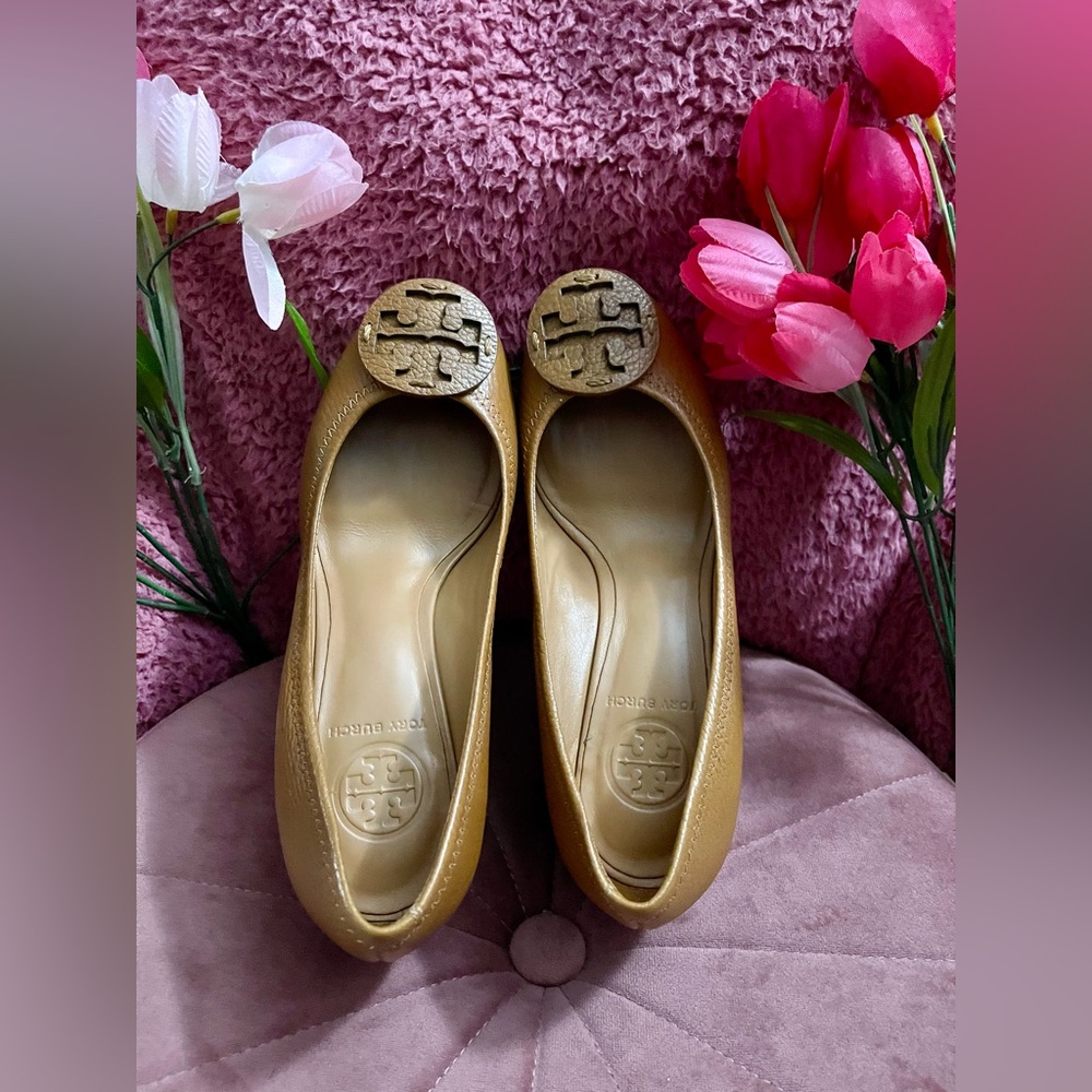 💖Pre-Loved Tory Burch Sally Tan Leather Wedges with Signature Medallion Size 6 - Picture 8 of 9
